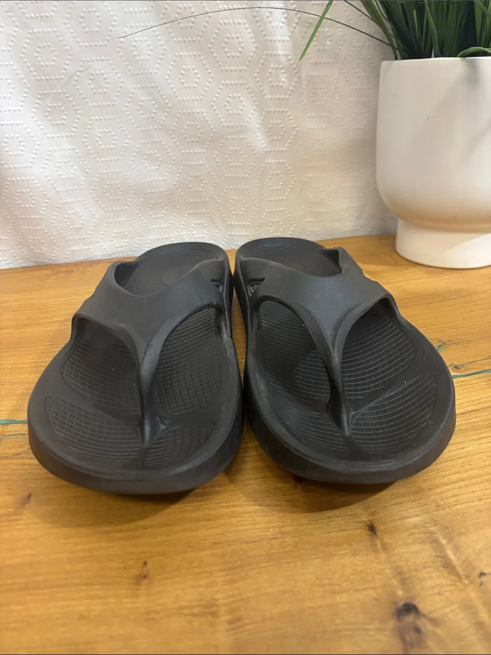 OOFOS OOriginal Recovery Sandals Mens 10 Womens size 12 Black Thong Flip Flops